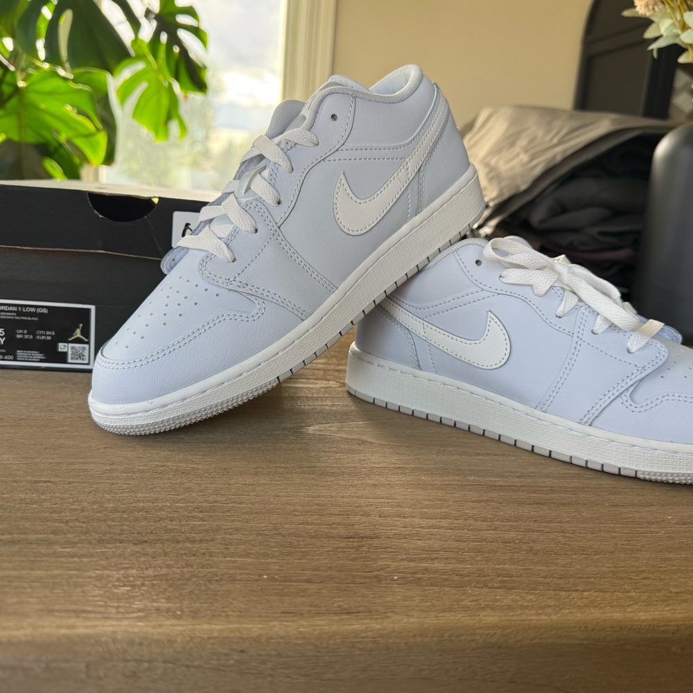 Nike Air Jordan 1 Low (GS) Cobalt Bliss/White Size 8 women’s/6.5 Youth